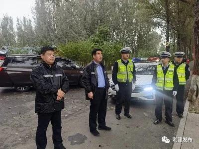 利津女交警吃瓜